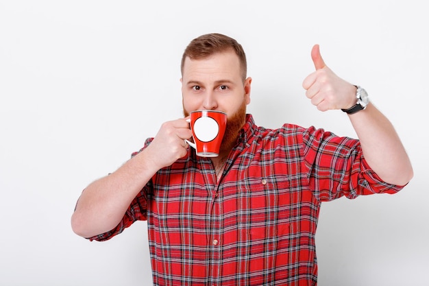 Co pić na podrażnione gardło, by poczuć ulgę?