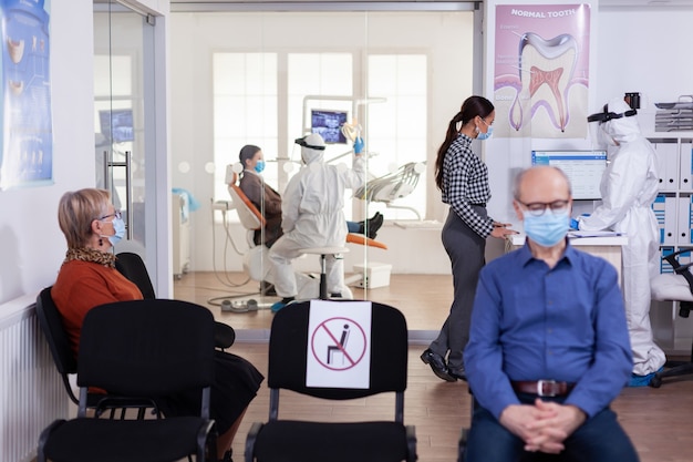 Jak bezpiecznie postępować z zapaleniem ucha przed wizytą u dentysty?