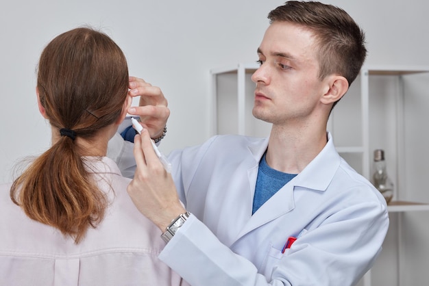 Zalety i procedura płukania uszu u laryngologa — kiedy warto się zdecydować?