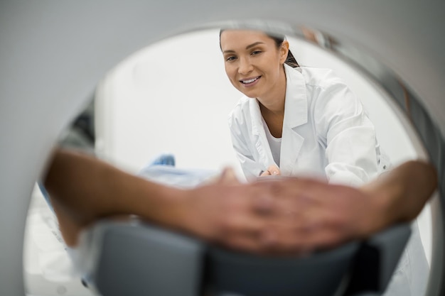 Co pokazuje tomograf i kiedy warto wykonać to badanie?