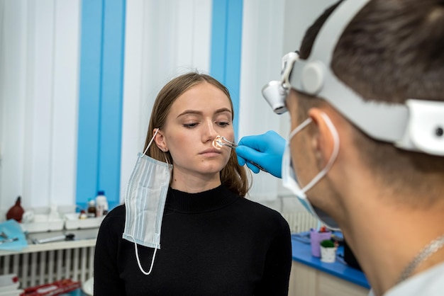 Jak laryngolog bada zatoki podczas wizyty?