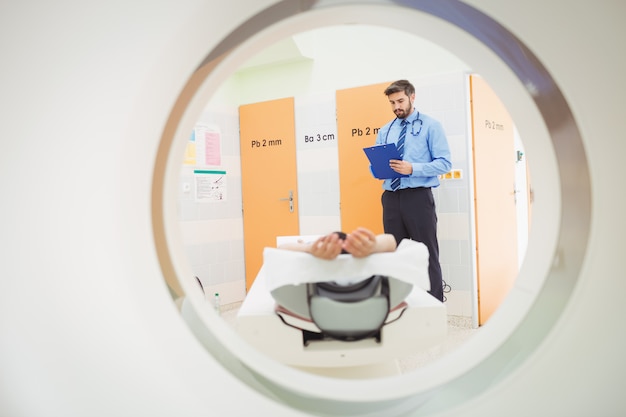 Jak przygotować się do tomografu z kontrastem?