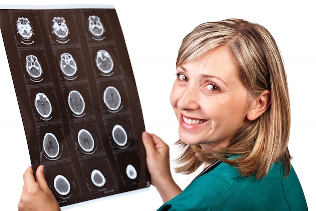 Jak wygląda tomografia głowy z kontrastem w praktyce?