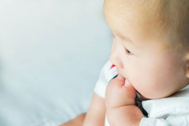 Jak oczyszczać nosek noworodka, by nie sprawiać mu dyskomfortu?