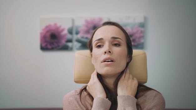 Jak rozpoznać objawy chorej krtani?