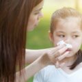 Co na lejący się katar u dziecka?