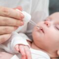 Co do nosa dla noworodka wybrać, gdy pojawia się katar?