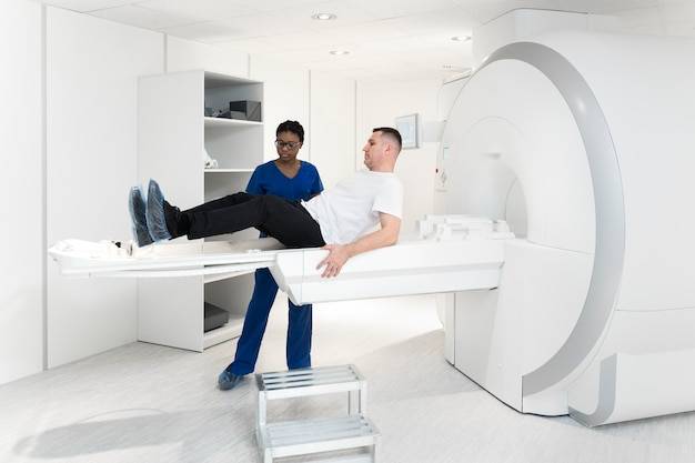 Czym się różni tomografia od rezonansu magnetycznego w praktyce medycznej?