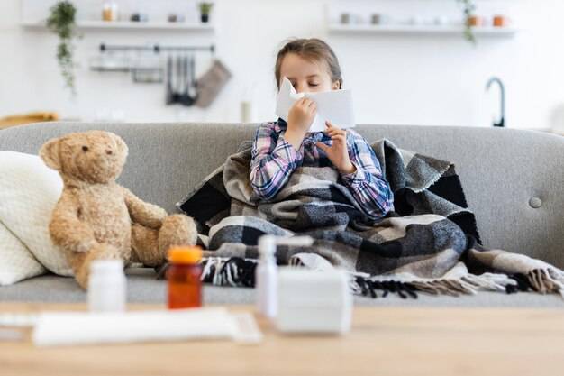 Ile zostać w domu przy grypie, by odzyskać zdrowie?