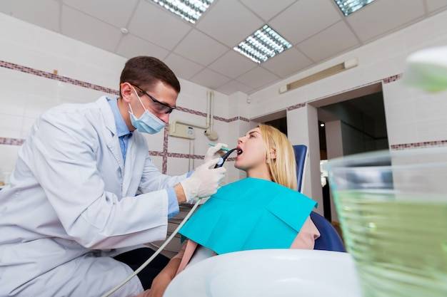 Laryngoskopia co wykrywa i kiedy warto ją wykonać?